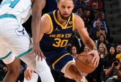 爱游戏APP-橄榄球夜战：江汉飞鹰队翻盘皖南犀牛队，临门一脚致胜二次进攻频频奏效